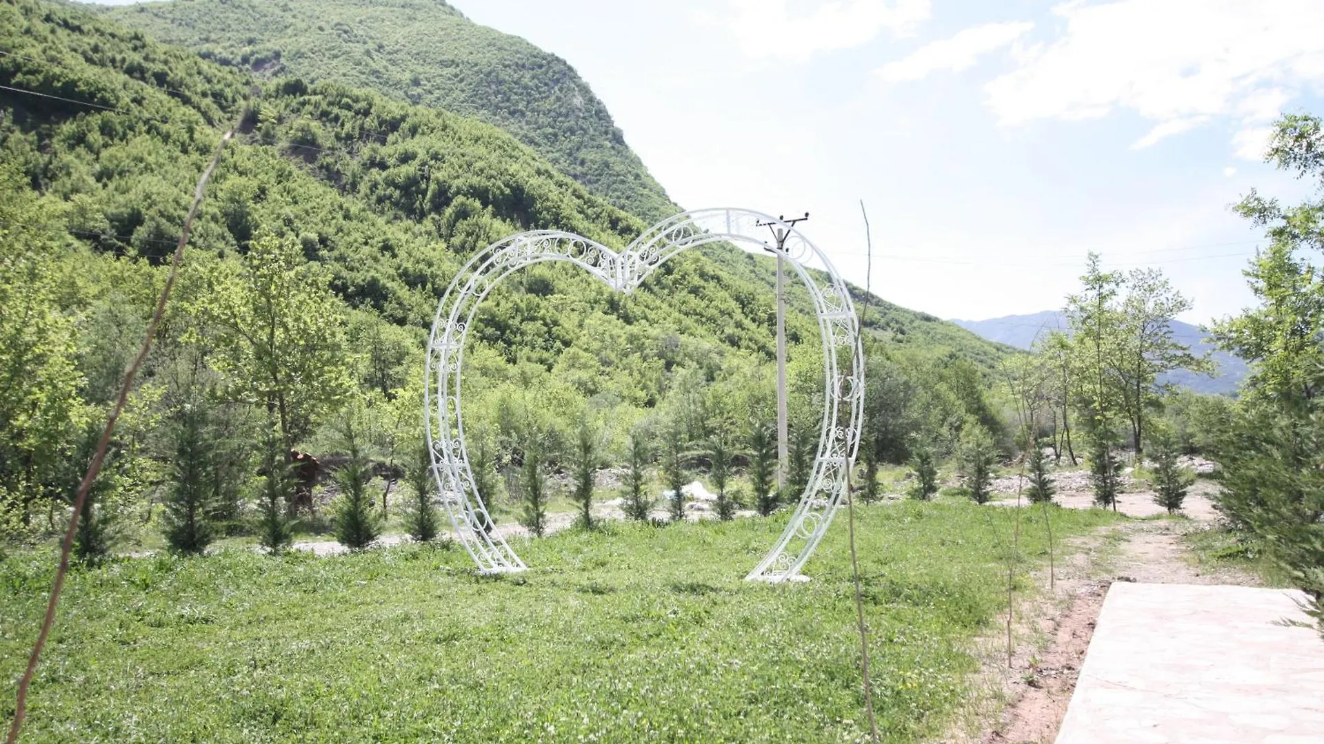 Lugina E Shengjergjit ,Bujtinat Vila Tirana