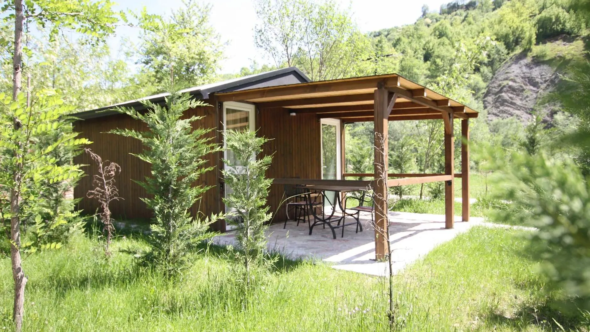 Lugina E Shengjergjit ,Bujtinat Vila Tirana